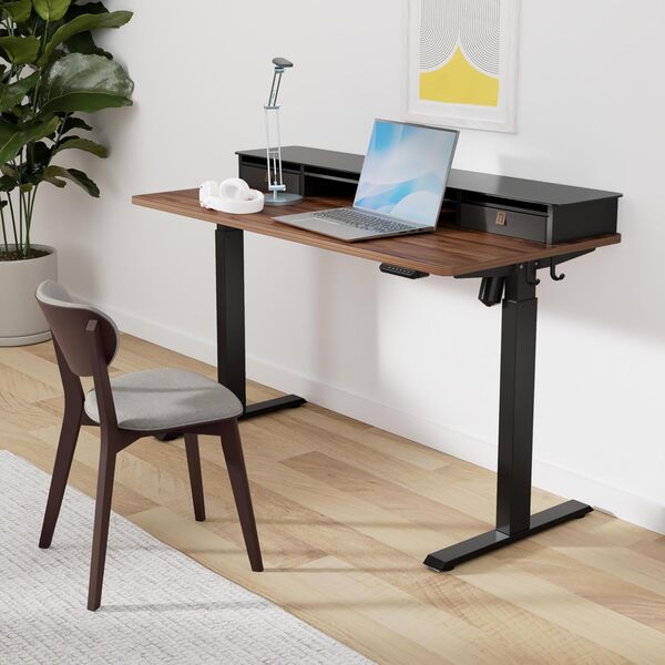 FEZIBO Bureau Debout Électrique avec Support pour Écran en Verre, Table de 140 x 60 cm Réglable en Hauteur, Bureau avec Double Tiroir et Étagère de Rangement, Cadre Noir/Plateau en Noyer Noir